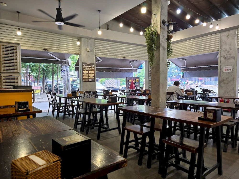 This citywide chain offers clean, airy spaces with rustic wooden and bamboo furnishings